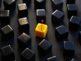 yellow target in middle of dark targets